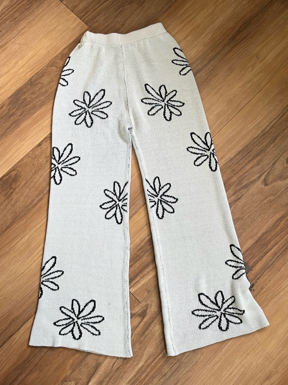 Floral Knit in Cream and Black minimalist resort wear pants M